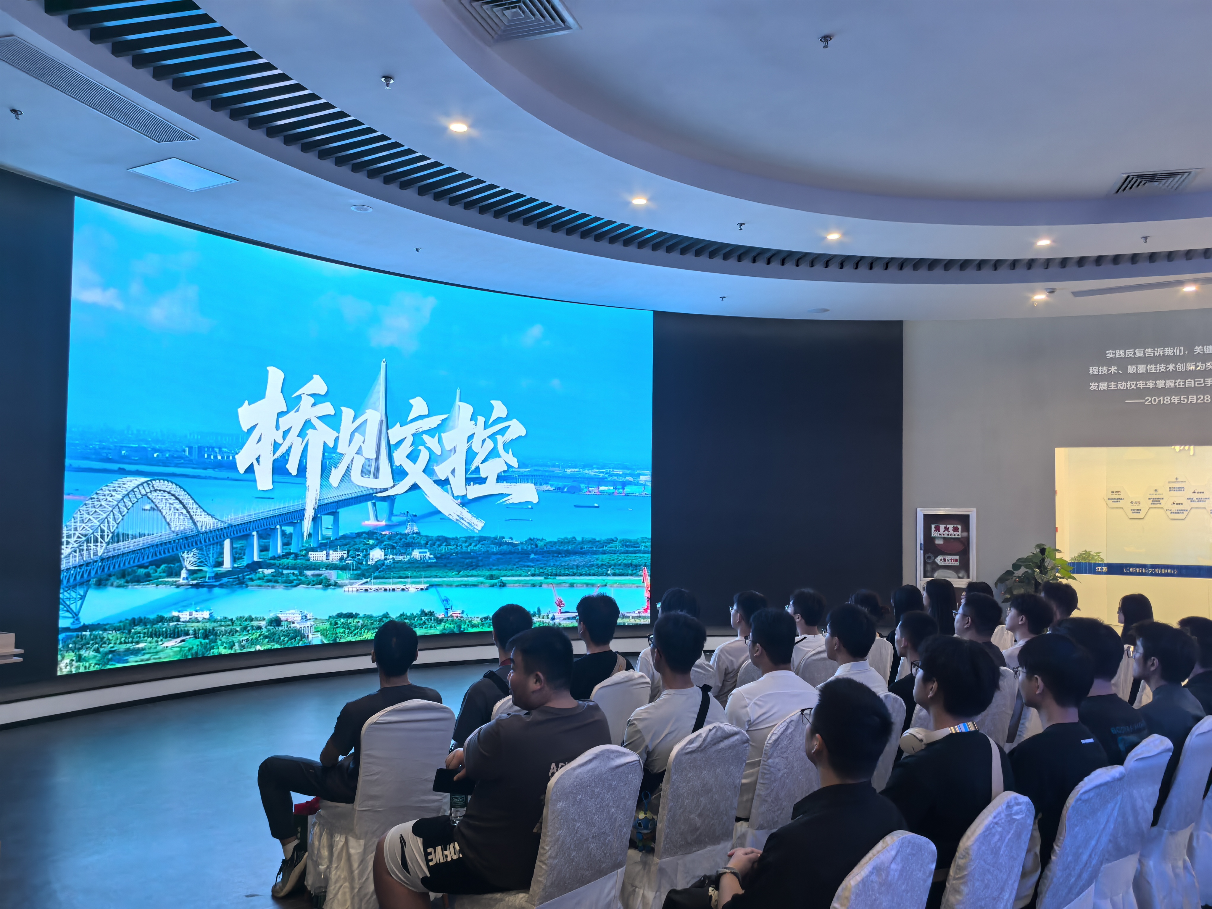 江苏大学研究生观看科普视频.jpg